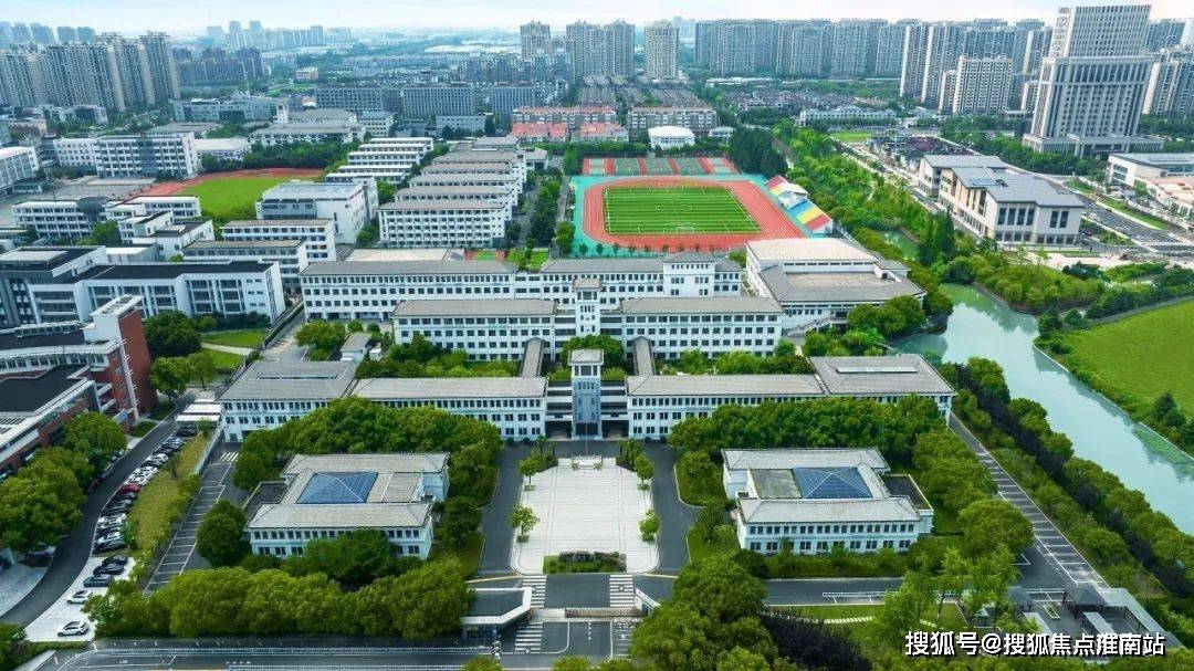 "山水之間"—— 江蘇省蘇州實驗中學科技城校 / 啟迪設.