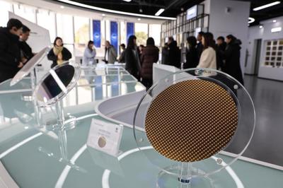 江蘇宏微科技股份的產(chǎn)品陳列室里人頭濟(jì)濟(jì)(2023年12月20日攝)。新華每日電訊記者 楊磊 攝